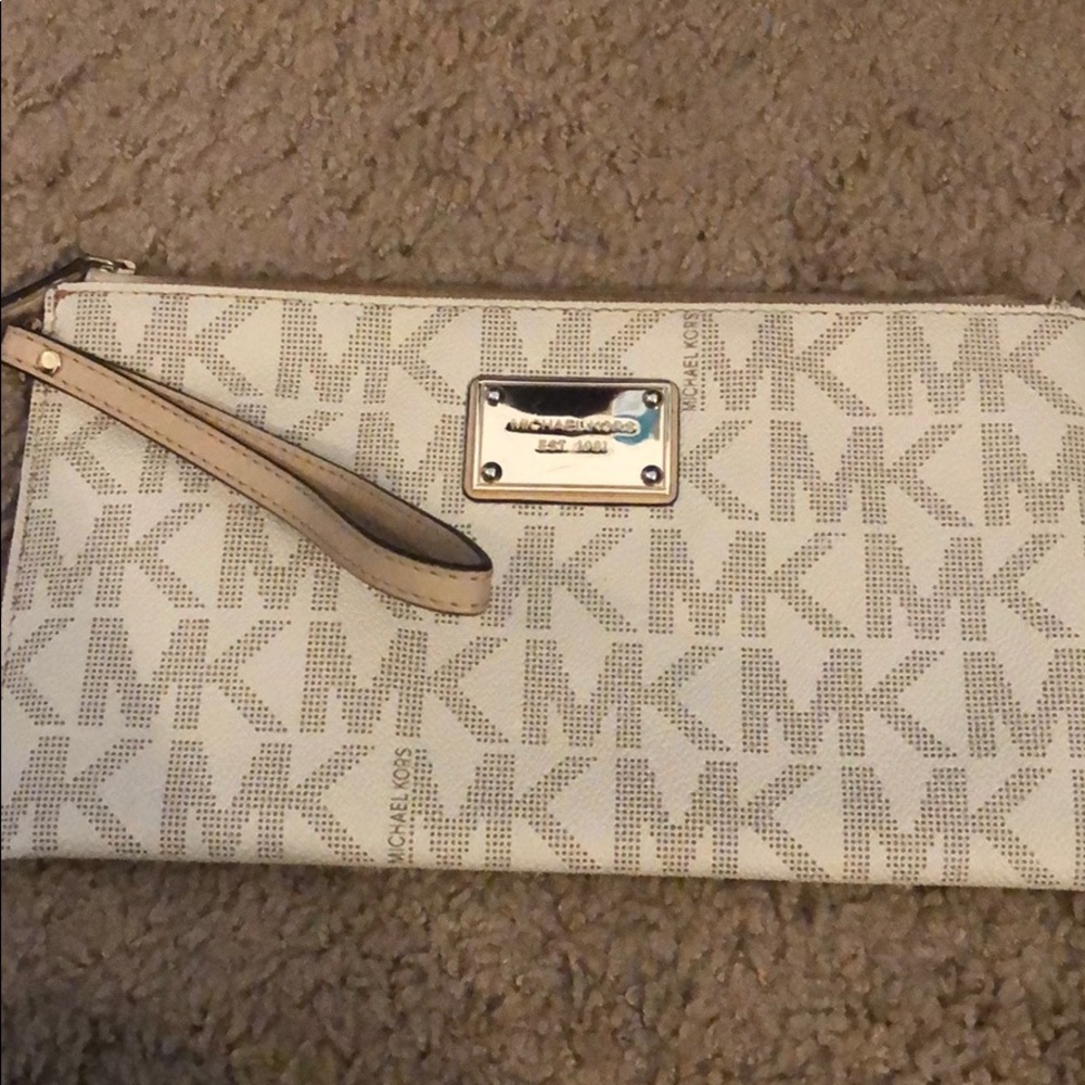 Small wristlet